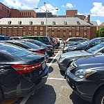 NIH校园内停车场挤满了汽车。
