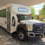 NIH校园穿梭巴士到达一个站点。